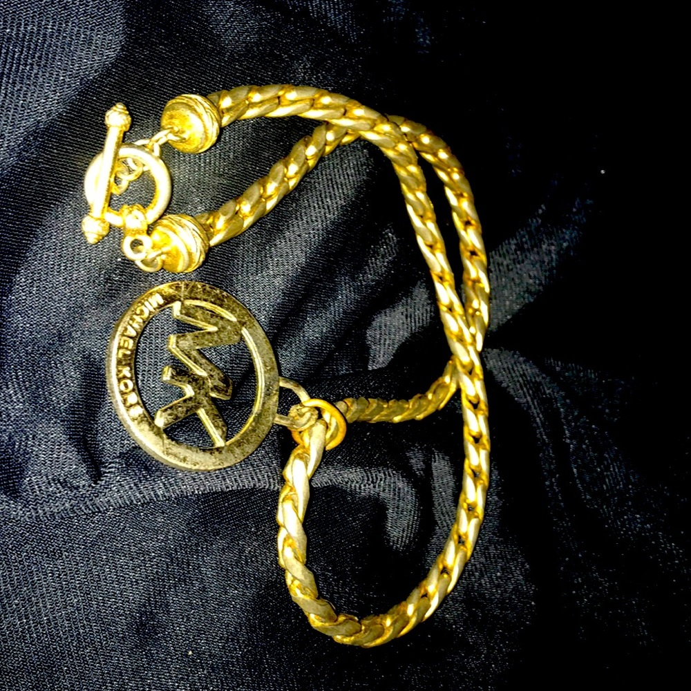 MICHAEL KORS CHAIN AND PENDANT